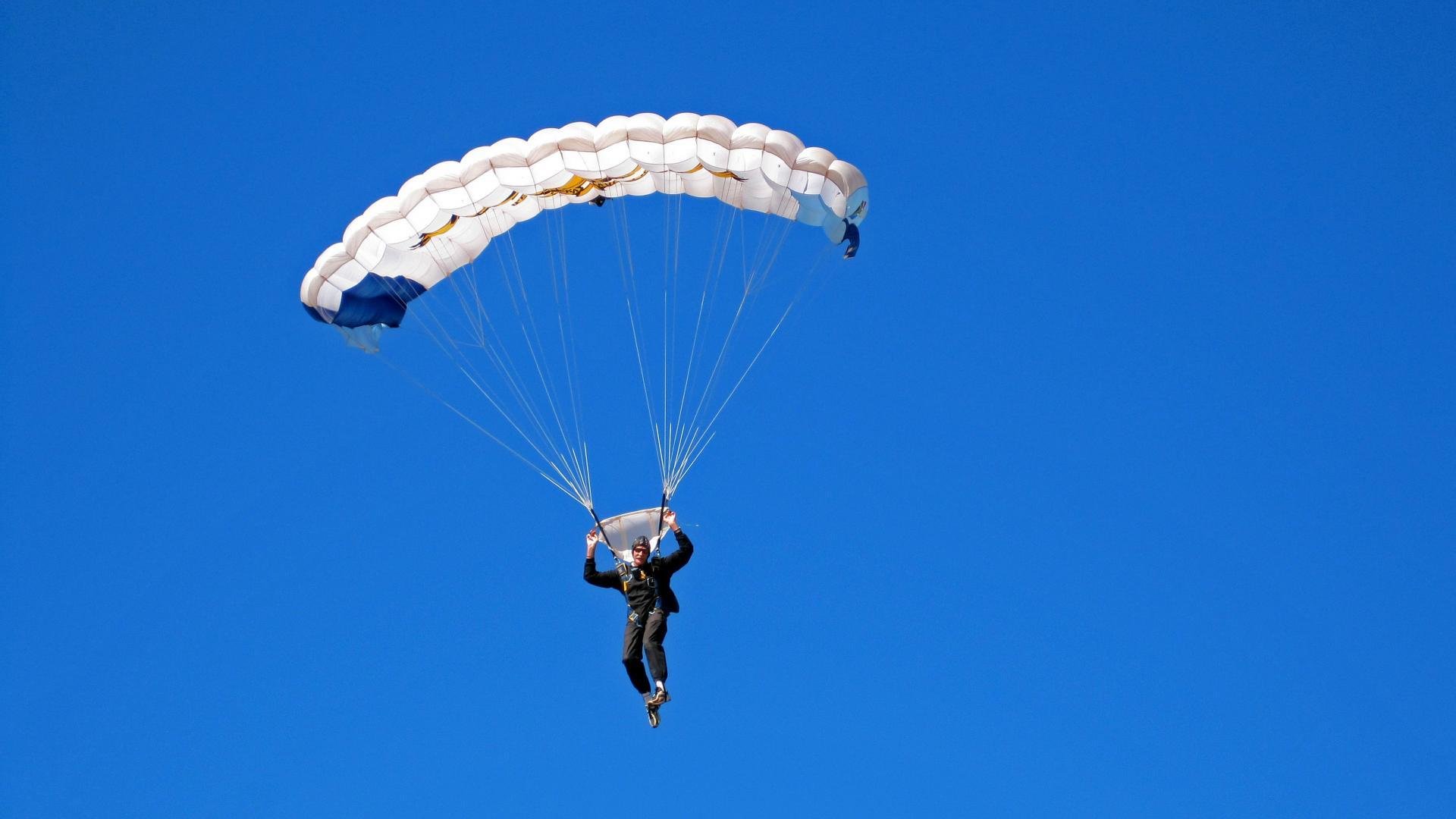 冰火双线！吉林横扫鹈鹕造CBA奇迹，西亚卡姆F1赛道超车夺冠上演体坛跨界狂想